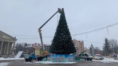 На центральній площі Тернополя розпочався демонтаж новорічної ялинки