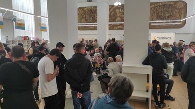 У Черкасах утворилась черга за новою маркою "Укрпошти" зі знищеним російським крейсером