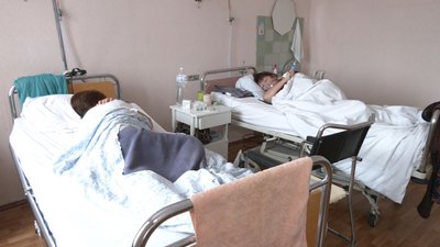 Кисень трубопроводом подається до розподільного щита, звідти йде до відділень, підводиться до ліжок. Кисень трубопроводом подається до розподільного щита, звідти йде до відділень, підводиться до ліжок.