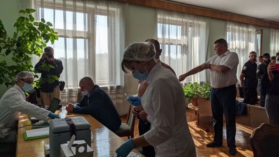 У Франківську депутати міської ради щепилися від COVID-19 під час сесії У Франківську депутати міської ради щепилися від COVID-19 під час сесії