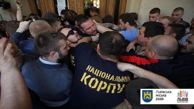 Невідомі увірвалися до будівлі Львівської міськради. Порушено провадження