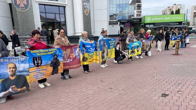 Більше 150 людей прийшли на акцію в підтримку військовополонених та зниклих безвісти