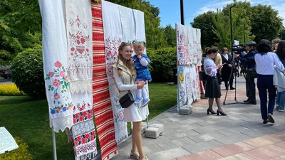 У Черкасах в сквері "Юність" святкували День вишиванки У Черкасах в сквері "Юність" святкували День вишиванки