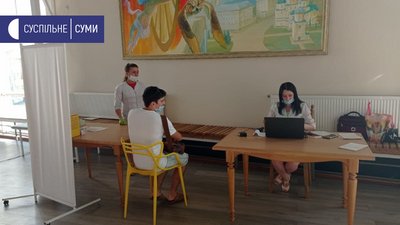 У Сумах пункт масової вакцинації почав працювати із півторагодинним запізненням У Сумах пункт масової вакцинації почав працювати із півторагодинним запізненням