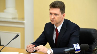 Рятувальники визволили дівчинку, яка застрягла на спортивному майданчику Рятувальники визволили дівчинку, яка застрягла на спортивному майданчику