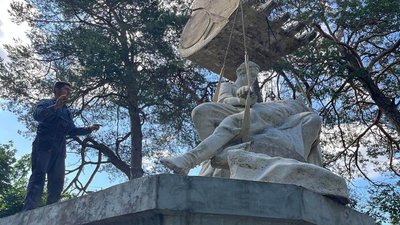 На Львівщині демонтували радянський пам’ятник: скульптуру перемістять до музею "Територія Терору" На Львівщині демонтували радянський пам’ятник: скульптуру перемістять до музею "Територія Терору"