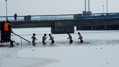 Бльзько двох тисяч запоріжці занурилися у воду на Водохреща Бльзько двох тисяч запоріжці занурилися у воду на Водохреща