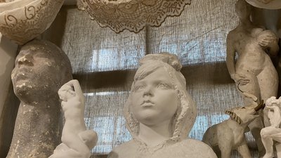 У Житомирі художниця Олена Славова презентувала 60 міні-скульптур свого батька – Леонарда Славова У Житомирі художниця Олена Славова презентувала 60 міні-скульптур свого батька – Леонарда Славова