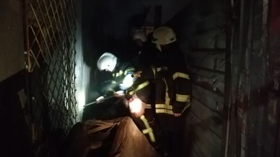 В Одесі зайнялася закинута будівля: 8 людей евакуювали, 1 людина загинула В Одесі зайнялася закинута будівля: 8 людей евакуювали, 1 людина загинула