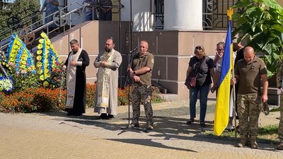 "Це та людина, яка веде хлопців вперед": у Прилуках попрощалися з капітаном ЗСУ Олександром Волобуєвим "Це та людина, яка веде хлопців вперед": у Прилуках попрощалися з капітаном ЗСУ Олександром Волобуєвим