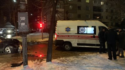 В Івано-Франківську зіштовхнулися легковик та "швидка"