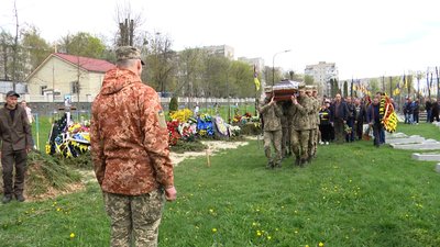 У Житомирі попрощалися з загиблим захисником Андрієм Бутриком У Житомирі попрощалися з загиблим захисником Андрієм Бутриком