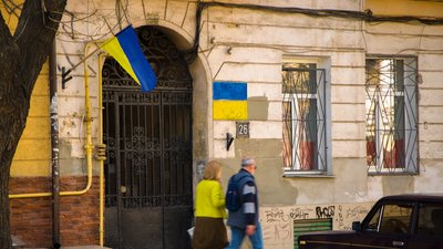 Одесит вночі крав українські прапори з фасадів, щоб продати на ринку — поліція