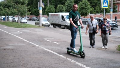 У Чернівцях тимчасово припинили роботу електросамокати. Яка причина