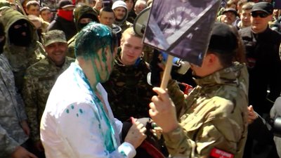 У Франківську судять активістів, які у смітнику возили екскерівника обласної юстиції У Франківську судять активістів, які у смітнику возили екскерівника обласної юстиції