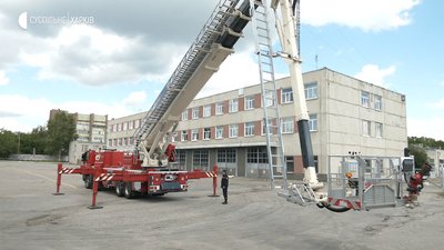 Дістатися 16 поверху: харківські рятувальники тестують нову автодрабину