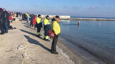 Водохреще в Одесі: містяни занурювалися у море за температури +4 Водохреще в Одесі: містяни занурювалися у море за температури +4