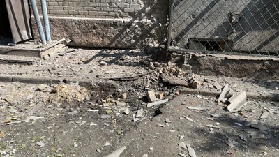 "Вибиті 18 вікон, розбиті двоє дверей, є пошкодження на подвір’ї": очевидці про обстріл дитячого садка у Херсоні "Вибиті 18 вікон, розбиті двоє дверей, є пошкодження на подвір’ї": очевидці про обстріл дитячого садка у Херсоні