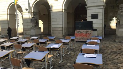 У Львові батьки вимагають відновити офлайн-навчання у школах: перед міську Ратушу винесли парти