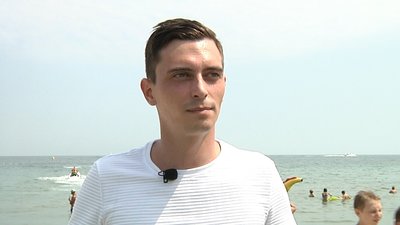 Заставлені платними парасолями та шезлонгами. Одеські громадські діячі проінспектували пляжі Аркадії Заставлені платними парасолями та шезлонгами. Одеські громадські діячі проінспектували пляжі Аркадії