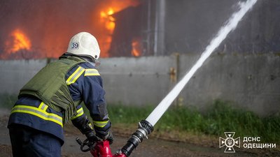 Рятувальники працюють на місці російських ударів по Одещині