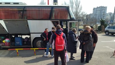 У Миколаєві волонтери допомагають людям дістатися безпечних місць