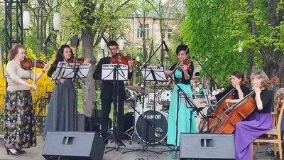 У Франківську стартував п'ятий сезон благодійних концертів "На шапку". Зібрали майже 30 тис. грн У Франківську стартував п'ятий сезон благодійних концертів "На шапку". Зібрали майже 30 тис. грн