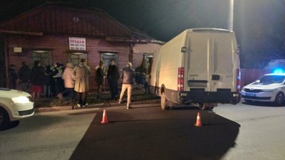 П’яний і без прав: у Чернігові водій на мікроавтобусі врізався у житловий будинок