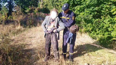 На Житомирщині рятували жінку, яка впала в яму і усю ніч не могла з неї вибратися На Житомирщині рятували жінку, яка впала в яму і усю ніч не могла з неї вибратися
