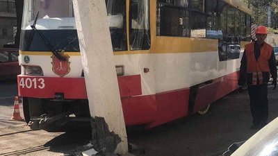 В Одесі трамвай зійшов з рейок і влетів у стовп