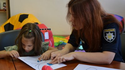 В Одесі для дітей поліцейських організували розвиваючий майстер-клас. ФОТО В Одесі для дітей поліцейських організували розвиваючий майстер-клас. ФОТО