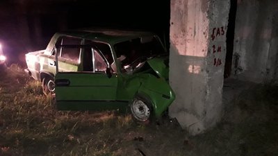 “В’їхав у бетонную опору”. На Сумщині внаслідок аварії загинув пасажир, водій - у лікарні