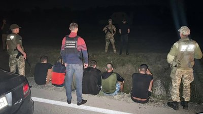 На Закарпатті прикордонники затримали жінку та 6 чоловіків неподалік кордону з Румунією