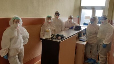 У Теребовлянській лікарні медики ковідної бригади працюють по 12 годин на добу