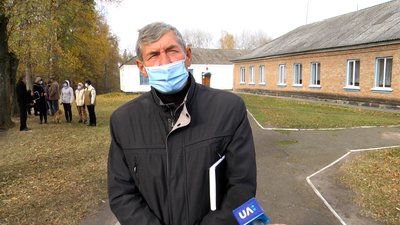 У селі на Житомирщині місцеві жителі зібралися на схід села, протестуючи проти оптимізації школи У селі на Житомирщині місцеві жителі зібралися на схід села, протестуючи проти оптимізації школи
