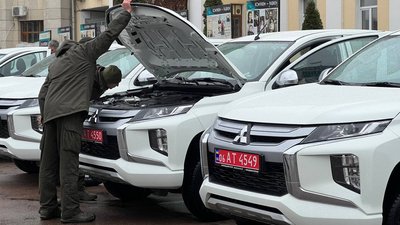 У Житомирі для українських захисників передали 10 пікапів та 50 FPV-дронів У Житомирі для українських захисників передали 10 пікапів та 50 FPV-дронів