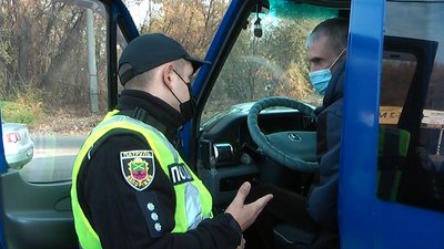 У Запорізькій області поліція перевіряє транспорт У Запорізькій області поліція перевіряє транспорт