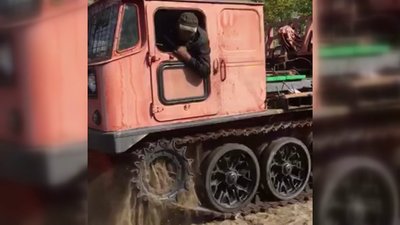 На Харківщині дорожник переробив артилерійський тягач на снігоприбирач На Харківщині дорожник переробив артилерійський тягач на снігоприбирач