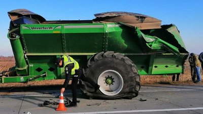 На Житомирщині госпіталізували водія вантажівки, який зіткнувся з причепом трактора На Житомирщині госпіталізували водія вантажівки, який зіткнувся з причепом трактора