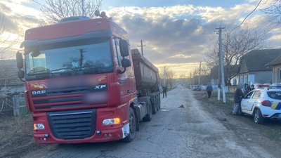 Не втримав рівновагу і впав під колеса фури: на Одещині внаслідок ДТП травмувався пішохід