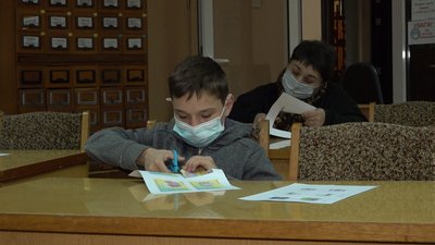 У Черкаській бібліотеці діти створюють лепбуки