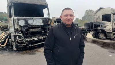 «Якби був на місці ще встигнув би спасти»: водії вантажівок на Волині рахують збитки після атаки РФ «Якби був на місці ще встигнув би спасти»: водії вантажівок на Волині рахують збитки після атаки РФ