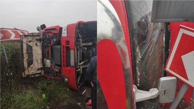 Вантажівка в'їхала в легкове авто та перекинулась на трасі Київ-Чоп Вантажівка в'їхала в легкове авто та перекинулась на трасі Київ-Чоп