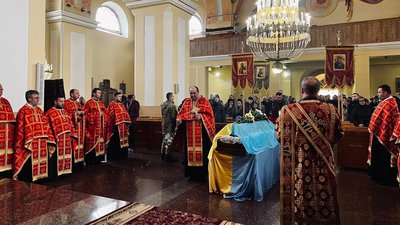 У Мукачеві попрощалися із загиблим захисником Віктором Каричаком