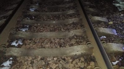На Конотопщині знайшли тіло чоловіка на залізничних коліях — поліція