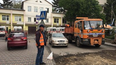 Від станції швидкої у Тернополі вздовж приватного сектору почали ремонтувати дорогу