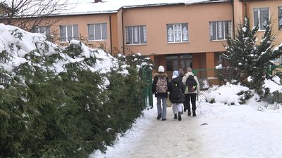 Учні старших класів навчаються в очному режимі Учні старших класів навчаються в очному режимі