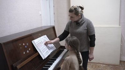 9-річна волонтерка із Бару Марійка Власенко готується до концерту просто неба 9-річна волонтерка із Бару Марійка Власенко готується до концерту просто неба