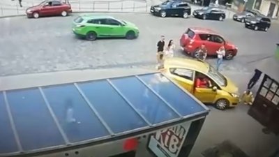 У центрі Львова водійка виїхала на тротуар та збила жінку