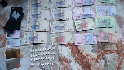 На Волині затримали двох чоловіків, яких підозрюють у виробництві та збуті наркотиків На Волині затримали двох чоловіків, яких підозрюють у виробництві та збуті наркотиків